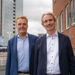 Erik Selin och Ola Serneke välkomnade de första boende i Karlatornet. Foto: Peter Danielsson, Dragster kommunikation