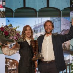 Arkitekterna Klara Jutéus och Rickard Stark representerade OKIDOKI vid utdelningen av PLÅTPRISET under PLÅT23. Foto: Jezzica Sunmo