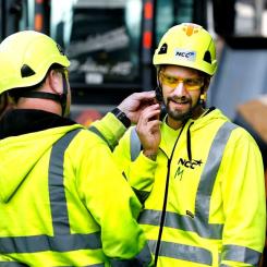 Första onsdagen i september avbryter NCC:s samtliga 12 500 medarbetare i Norden arbetet för koncernens årliga säkerhetsdag Awareness Day. Syftet är att öka säkerhetsmedvetenheten och stärka säkerhetskulturen, vilket ska bidra till NCC:s långsiktiga mål att reducera olyckor generellt samt eliminera allvarliga olyckor och incidenter. Foto: NCC