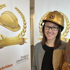 Här syns Angelica Starke, efter att ha mottagit utmärkelsen för sitt modiga och hållbara ledarskap. Foto: Byggcheferna