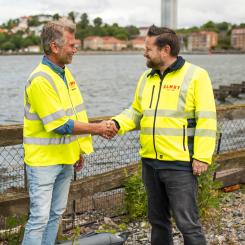 Roger Thilander, vd för Göteborgs Fiskauktion och stadsbyggnadsnämndens ordförande Johannes Hulter tar i hand. Foto: Göteborgs Fiskhamn