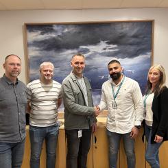 Från Vänster: Benny Gustafsson, Håkan Andersson och Roger Lindh, T-Byggen Sverige AB, Hasanen Ali Hussein och Nina Ivarsson, Statsfastighetsförvaltningen Göteborgs Stad. Pressbild: T-Byggen Sverige AB