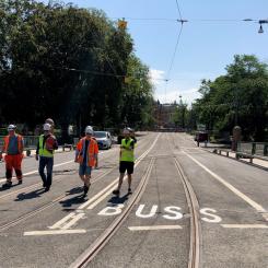 Nya Vasabron, här sedd från Grönsakstorget mot Vasaplatsen, är lite bredare än den gamla bron var. Spårvagnar och bussar delar körfält i mitten medan det på sidorna har byggts cykelfartsgata och bredare gångbana. Bild: Göteborgs Stad