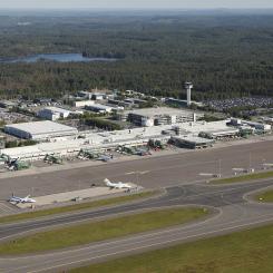 Uppdraget gäller järnvägsplaner för sträckan Mölndal–Landvetter flygplats och Bibana Mölnlycke. Flygbild över Landvetter flygplats 2011. Foto: Kontrastfoto/https://commons.wikimedia.org/wiki/File:Landvetter_Air_View.jpg?uselang=sv