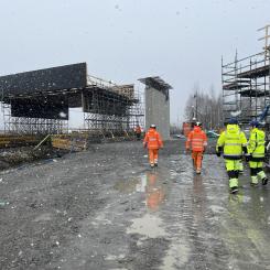 Utöver bron konstruerades även en tillfällig bottenplatta som bär en portal som går över spårvägen för att möjliggöra förberedelserna för gjutarbetet samtidigt som spårtrafiken är i gång. Foto: Inhouse Tech