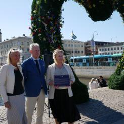 Nederländernas ambassadör Bengt van Loosdrecht, Göteborgs Hamns vice vd Malin Collin och Innerstaden Göteborgs vd, Lena Dalerup invigde första skylten vid Lejontrappan. Foto: Innerstaden Göteborg