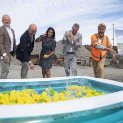 Första simtaget för Partilles nya simhallskvarter. Fotograf: Patrik Gunnar Helin