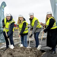 Från vänster: Tomas Andersson (MVB), Sara Dawidson (Prologis), Anton Öjersjö (Coloplast) och Lisa Andersson (Kungsbacka kommun) tar det första spadtaget i Kungsbacka. Foto: Prologis