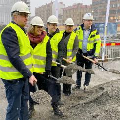 Peter Nordman, driftschef Coop Väst, Johanna Frelin, vd Riksbyggen, Johannes Hulter, kommunalråd, Lena Andersson, vd Älvstranden Utveckling och ﻿Tobias Ekstedt, distriktschef Skanska Sverige AB. Foto: Håkan Andersson
