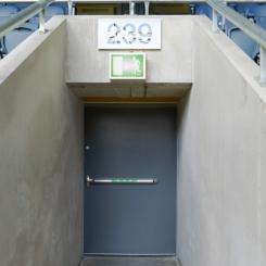 Bilden visar en ståldörr, tillverkad av Daloc, och finns på Friends Arena i Solna. Dörren har utrymningsbeslag för att möjliggöra en snabb evakuering i en nödsituation.