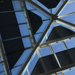 Invändiga solskydd i taket på Regionhuset i Kalmer, ett innovativt projekt av Joli interiör, vinnare av 2019 års Solskyddspris