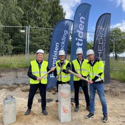 Ett pålslag görs för Danaplatsen i Eriksberg av Terje Johansson, Framtiden, Dan Sandén, Framtiden Byggutveckling, Aslan Akbas, Framtiden och Emil Löveryd, Hedin Construction. Foto: Framtiden Byggutveckling