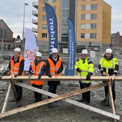 Ett rejält sågtag tas för 63 bostäder i kvarteret Omställningen. Från vänster: Terje Johansson, Framtiden, Karin Pleijel, kommunalråd med ansvar för miljö och klimat, Aslan Akbas, Framtiden, Dan Sandén, Framtiden Byggutveckling och Magnus Rudén, Tm2. Foto: Framtiden byggutveckling