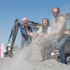 Första spadtaget Frihamnen-Lindholmen. På bilden: Catharina Håkansson Bohman, Sverigeförhandlingen; Louise Jeppson, Västra Götalandsregionen; Robert Hammarstrand, exploateringsförvaltningen, Göteborgs Stad