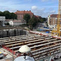 Utsikt från Universeums takterrass över den västra bygggropen för den framtida Västlänken-stationen Korsvägen i Göteborg augusti 2023. Foto: Wikimedia Commons