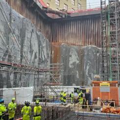 Nu pågår betongarbeten med bottenplattan. Tidigare har schaktnings- och sprängningsarbeten nått ett djup på cirka 20 meter. Foto: Trafikverket